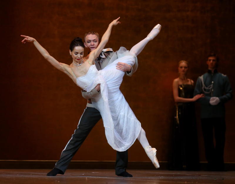 Xizmatchi bilan guruh porno