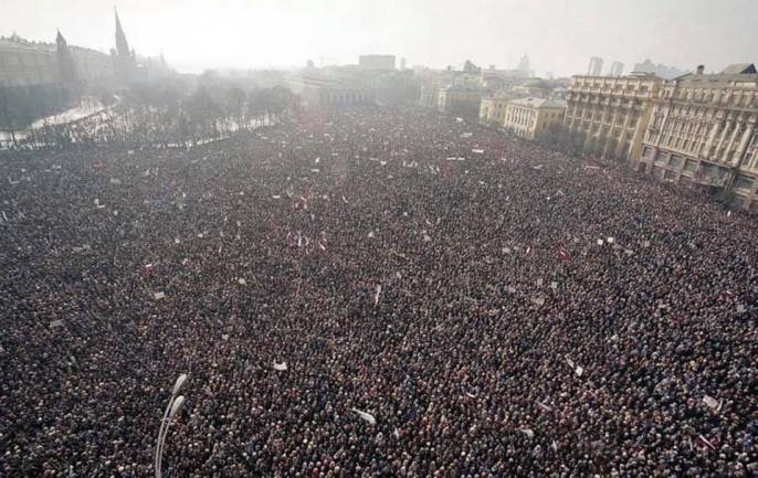 4 февраля 1990 года в Москве состоялся самый масштабный митинг в истории страны: 300-тысячная демонстрация в поддержку демократических реформ с главным лозунгом об отмене 6-й статьи Конституции СССР «о руководящей роли КПСС».