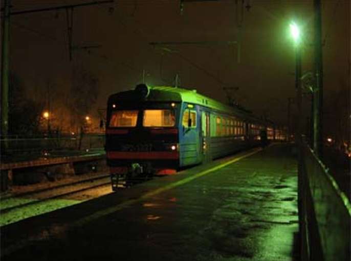 Поезд едет вечером. Эр2 перрон. Ночной поезд. Зеленый поезд. Едем на поезде.