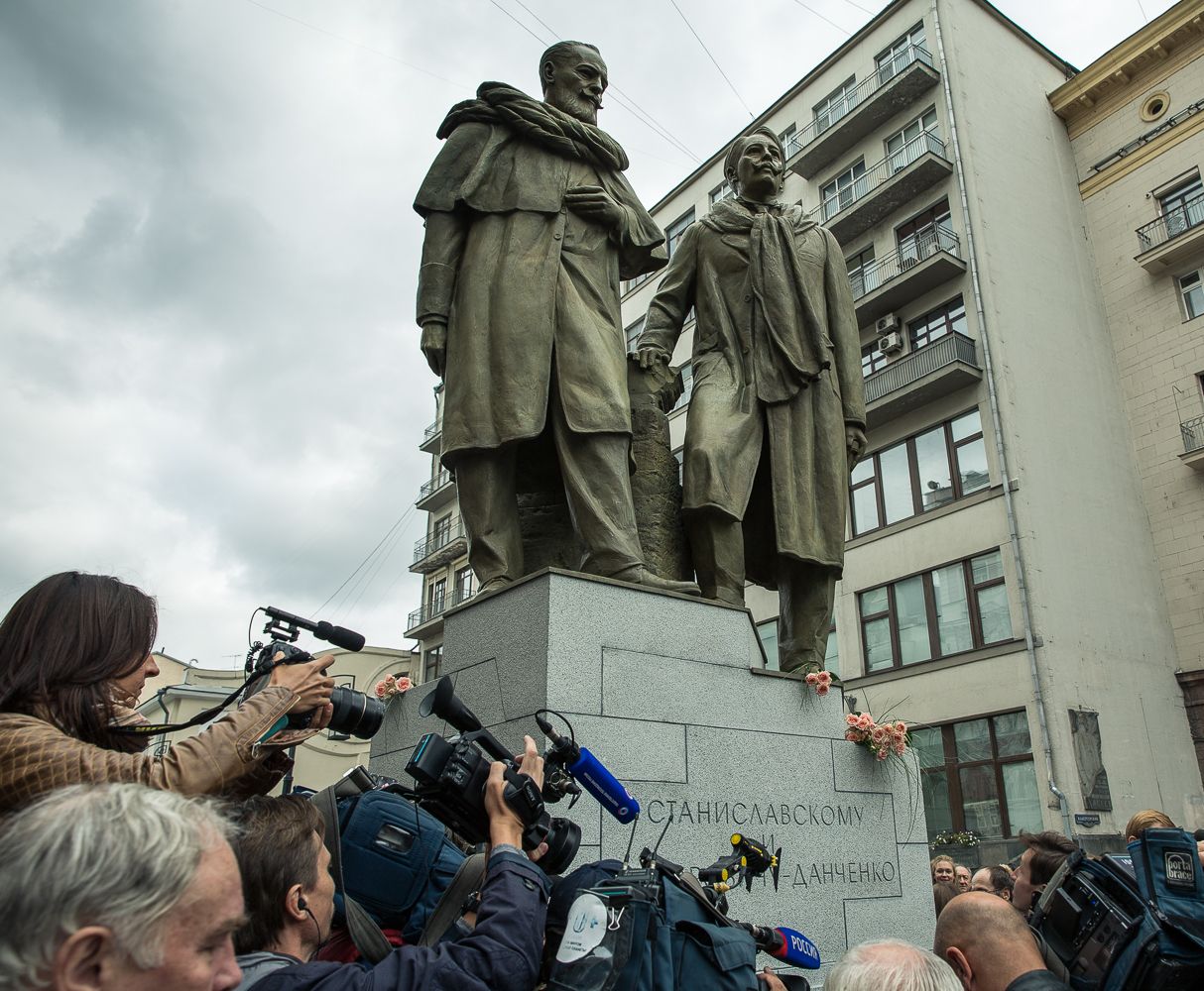 памятники в камергерском переулке москвы