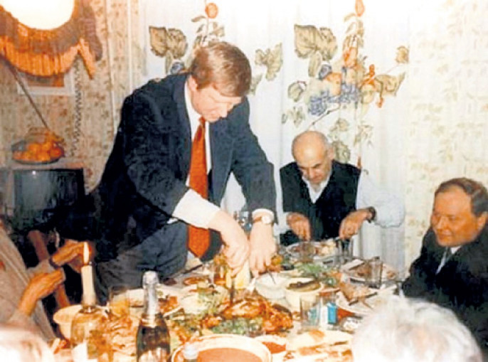 С «молодыми реформаторами» Анатолием Чубайсом и Егором Гайдаром, мечтавшими развалить и разграбить страну, барда связывала нежная дружба