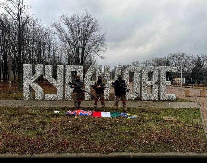 Русские бойцы показывают флаги, которые нашли в Курахово при освобождении города от ВСУ