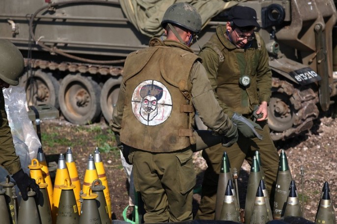 На израильском военном куртка с изображением мишени, в центре которой изображен Хасан Насралла