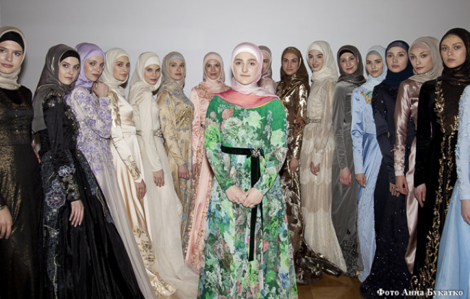 slep-kostroma.ru :: Дочь Кадырова помпезно представила в Грозном свою коллекцию женской одежды (ВИДЕО)