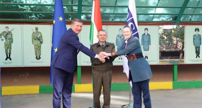 Посол ЕС в Таджикистане Е. Раймундас Кароблис, командующий Пограничными войсками Республики Таджикистан генерал-полковник Р. Рахмонали и заместитель директора Центра по предотвращению конфликтов Секретариата ОБСЕ К. Ферон в ходе передачи технического оборудования пограничным войскам Таджикистана (г. Душанбе, 24 октября 2023 года)