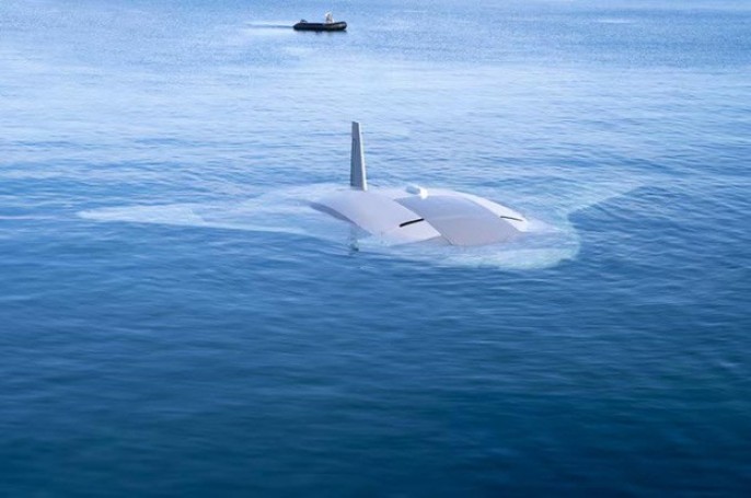 На фото беспилотный подводный аппарат Manta Ray компании Northrop Grumman во время морских испытаний в 2024 году. Позади него можно увидеть человека в лодке.