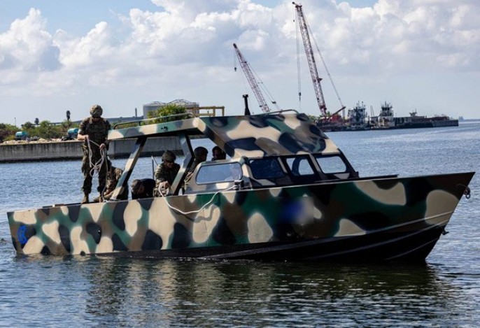 Морские пехотинцы принимают участие в мероприятии по оценке и демонстрации малых катеров подразделения оборонных инноваций возле штаба 4-го батальона штурмовых амфибий в Тампе, Флорида.