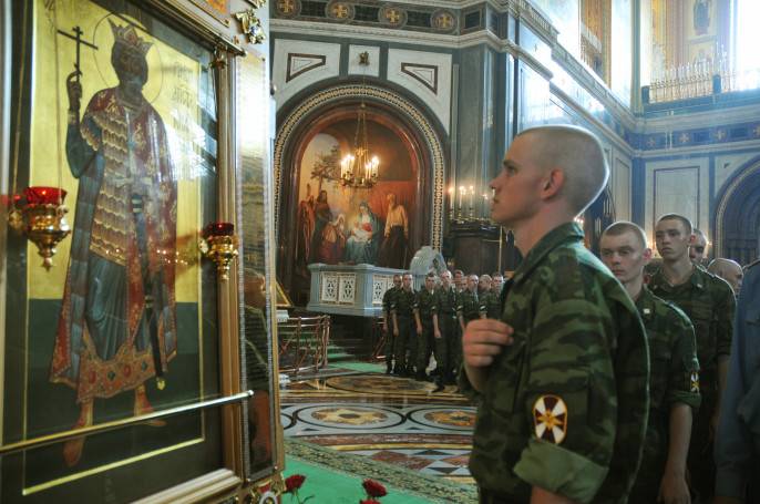 Православное возрождение. Воины молятся в храме. Возрождение Православия в России. Небесный покровитель ВВ МВД РФ. Русский воин молится.