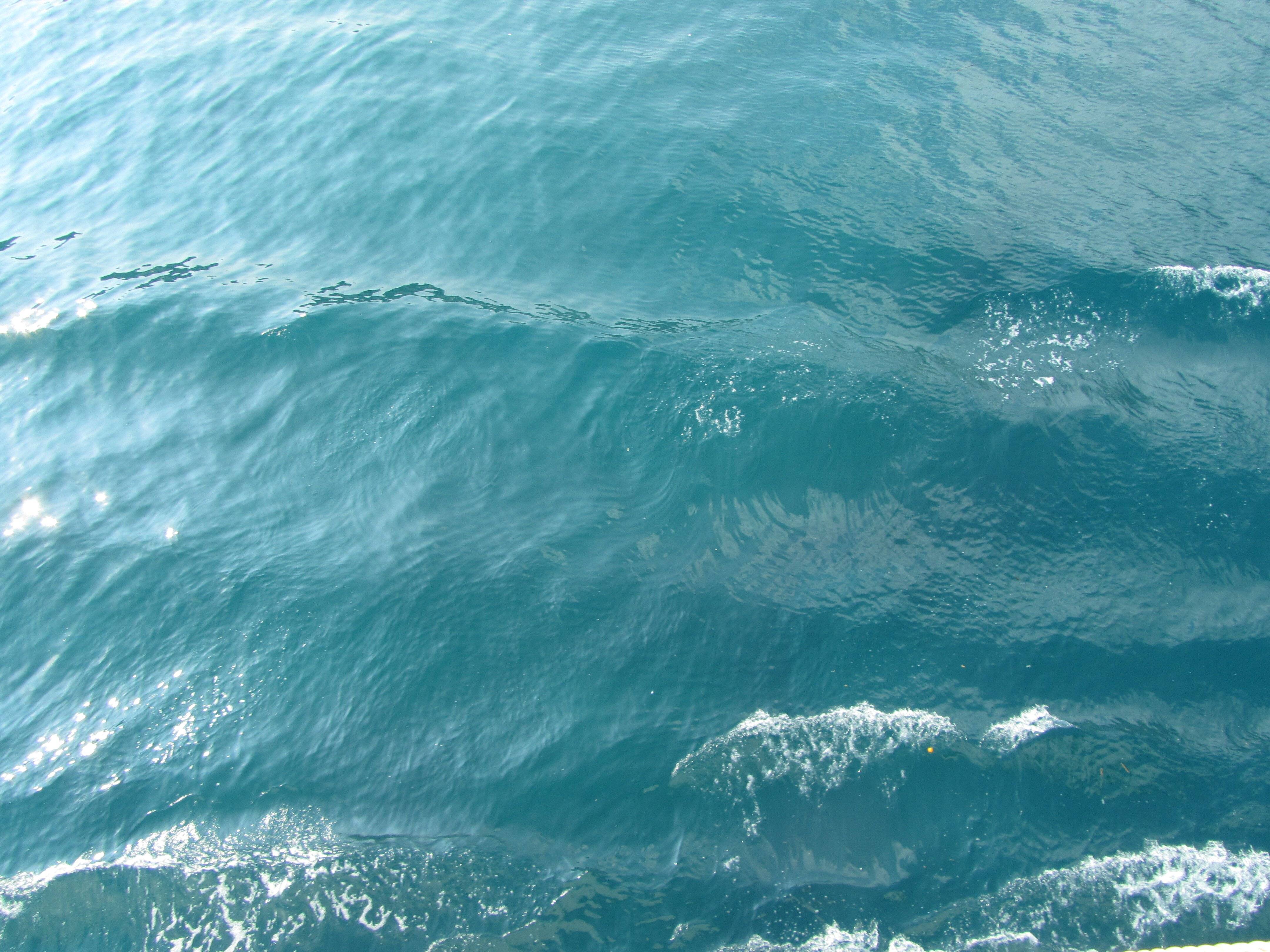 Музыка 2 океана. Поверхность моря фото. Белые узоры на поверхности моря. Белые линии на поверхности моря. 2д море поверхность и дно.