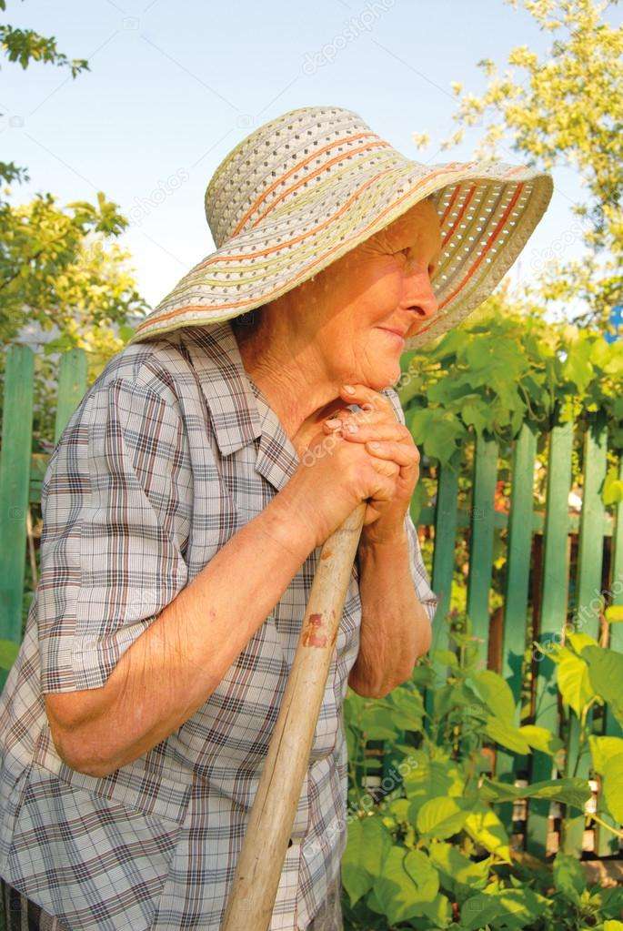 Какой сад был у старушки. Пожилая женщина трудится в саду. Старухи в соломенной шляпе. В саду у бабушки. Старушка в саду.